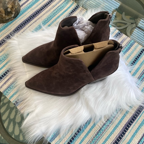 New Vince camuto back zip Chelsea’s booties suede brown size 8 med NWOB - Picture 3 of 9
